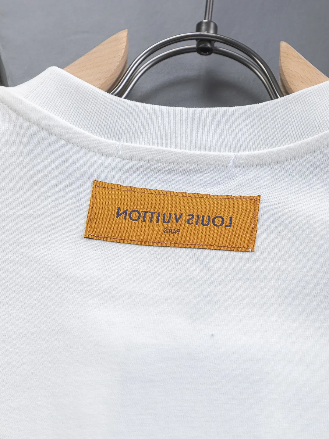 🅿️190 Louis Vuitton 1V LV micro-wide version S-XL LV 26ss new products are available at the counter simultaneously. Multiple craftsmanship. Colorful half-body digital full flower logo on the chest🪡 embroidery. Round neck short-sleeved T-shirt, same style for men and women! Consigned to one-to-one creation. Synchronized with the official website, pure cotton fabrics at the counter! It is close to the skin and comfortable, durable and easy to wear. It has a classic and simple logo design and meticulous original craftsmanship. Short-sleeves, a must-have item for men, do not appear to be the same for the general public, but must be unique and eye-catching. This LV short-sleeve is all about quality, comfort, the same shape and fashion as always, including fabrics and cutting techniques. All of them have been made with great effort! 320 grams of washed pure cotton fabric, pure cotton is breathable, very refreshing and comfortable for daily wear. The rib knitting on the neckline is smooth and tight, and the neckline will not be skewed if you toss it at will. The loose version, you will find that it looks really good on the upper body. The overall is minimalist and neat, super versatile for daily use! Pair it casually with a pair of pants for a youthful look. A T-shirt will make your outfit crazy. It is a fashionable item that can never go wrong! Color: Black White Size: S-XL Size chart: S: Shoulder width 45.5-Bust 52-Length 70 M: Shoulder width 47-Bust 54-Length 72 L: Shoulder width 48.5-Bust 56-Length 74 XL: Shoulder width 50-Bust 58-Length 76